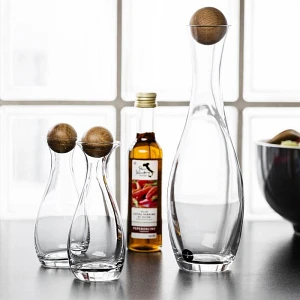 Karafka na wino z dębowym korkiem 1l Sagaform Oval Oak