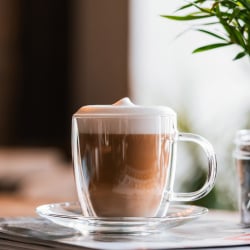 Komplet 2 szklanek termicznych ze spodkami z podwójną ścianką 250ml Amo 27565