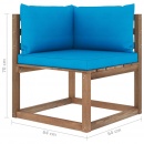 Ogrodowa sofa narożna z palet, z jasnoniebieskimi poduszkami
