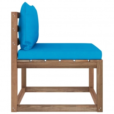 Ogrodowa sofa środkowa z palet, z jasnoniebieskimi poduszkami