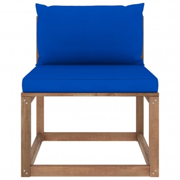 Ogrodowa sofa środkowa z palet, z niebieskimi poduszkami