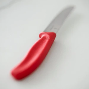VICTORINOX - Swiss Classic - Nóż do warzyw i owoców - 11 cm - Ząbkowane ostrze - Czerwony VICTORINOX - Swiss Classic - Nóż do warzyw i owoców - 11 cm - Ząbkowane ostrze - Czerwony
