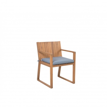 Zestaw 8 drewnianych krzeseł ogrodowych z niebieskimi poduchami SASSARI
