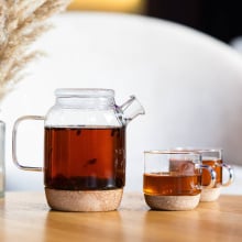 Zestaw do herbaty dzbanek i 2 filiżanki z korkowymi podstawkami